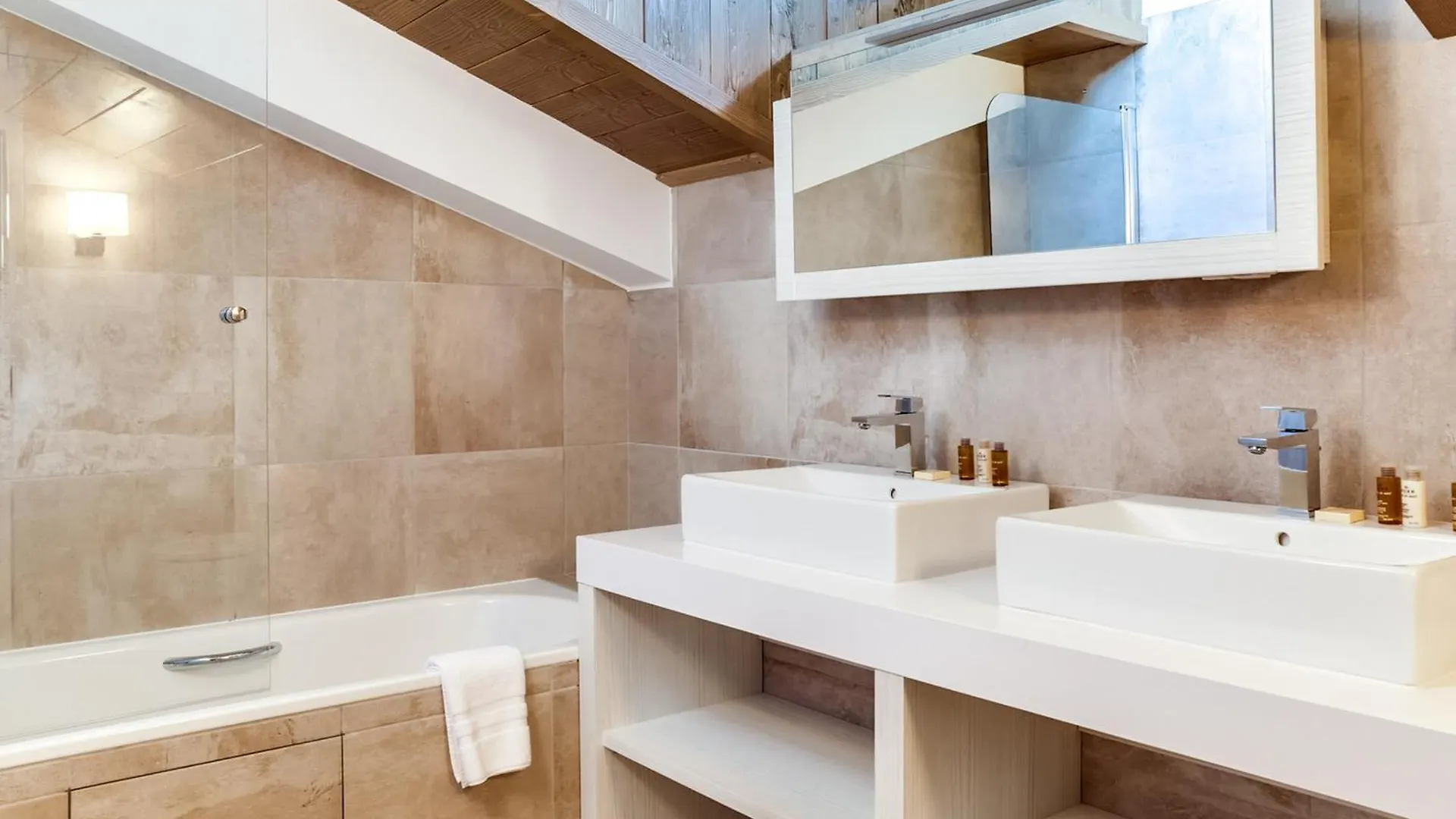 Luxueux Appartement 4 Pieces Au Coeur De Courchevel Village, A Proximite Des Pistes Et Commerces - Fr-1-562-32